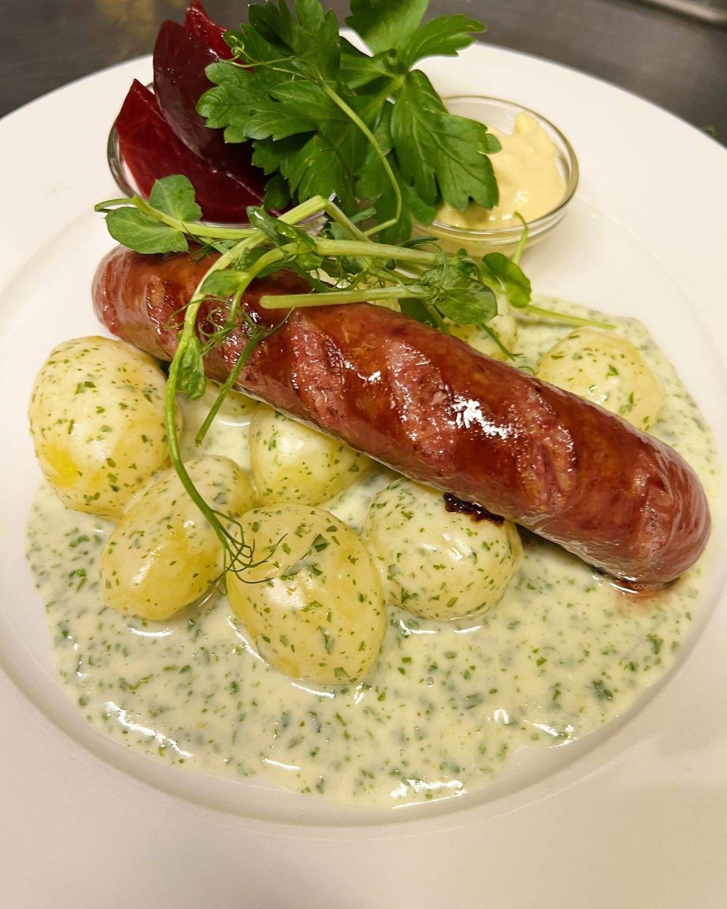 Korv med dillstuvad potatis och rödbetor