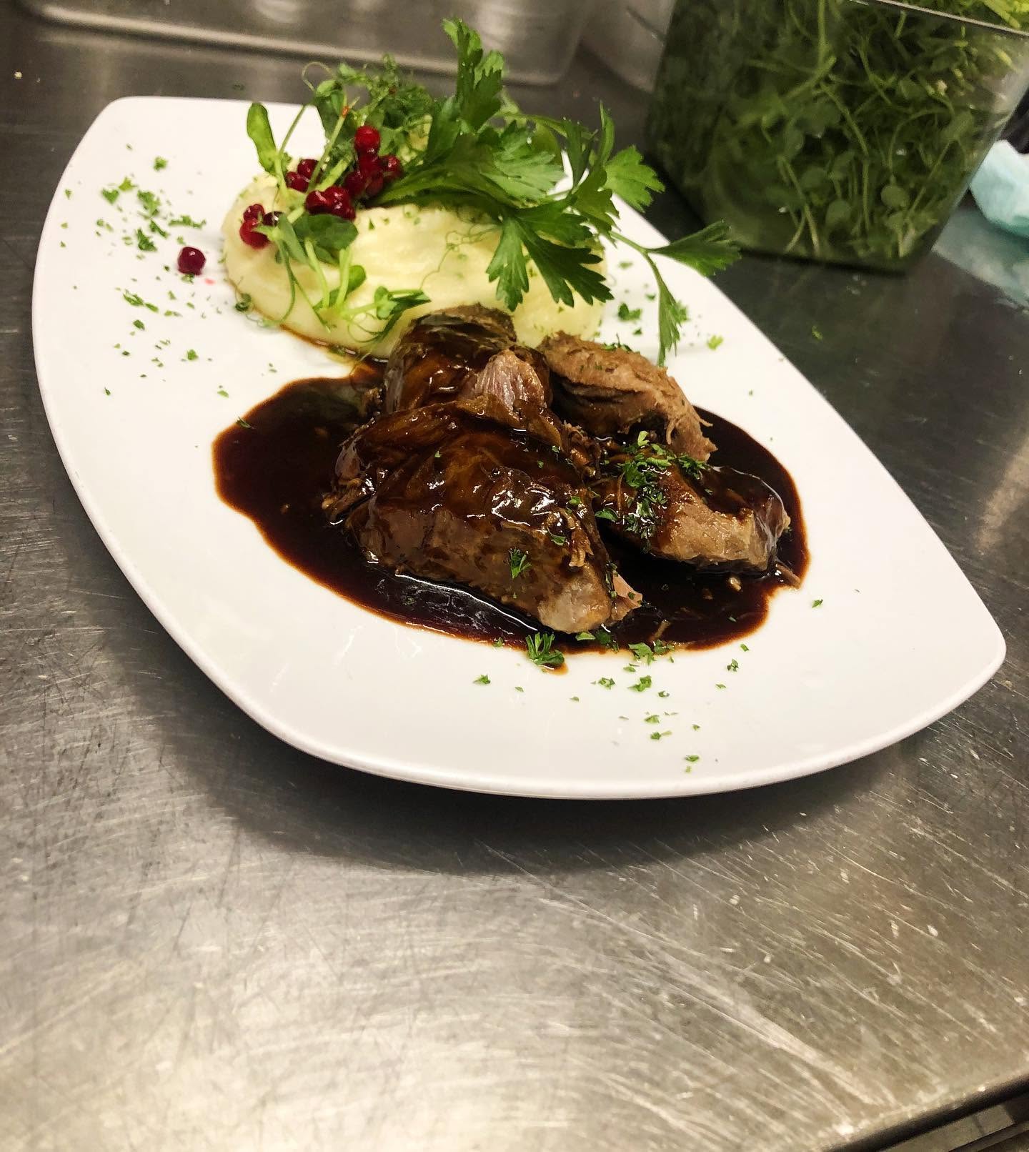 Braserat kött i mörk sås med potatismos och lingon