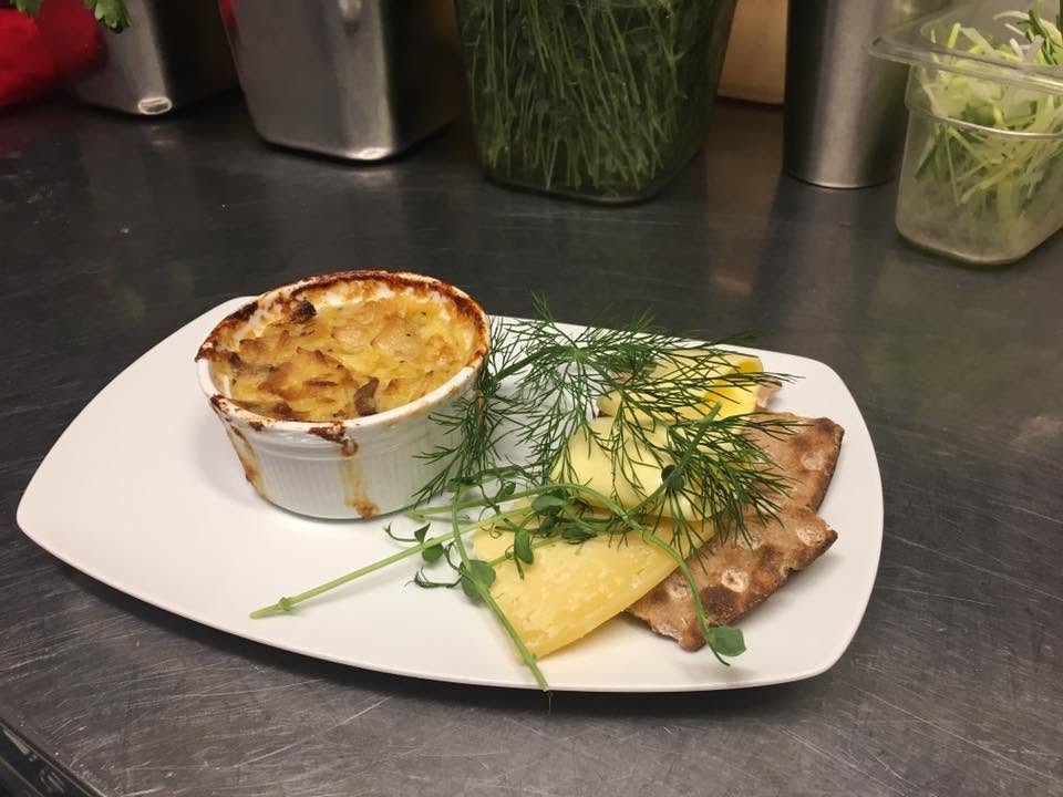 Ugnsbakad gratäng med knäckebröd och dill