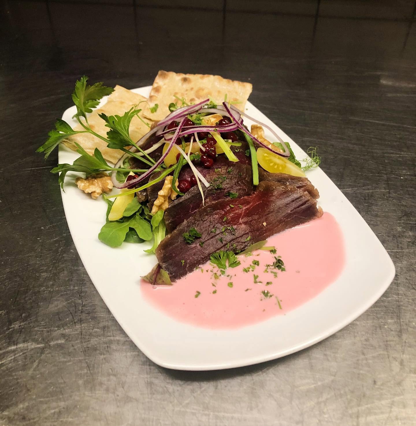 Skivad rostbiff med pepparrotssås och tunnbröd