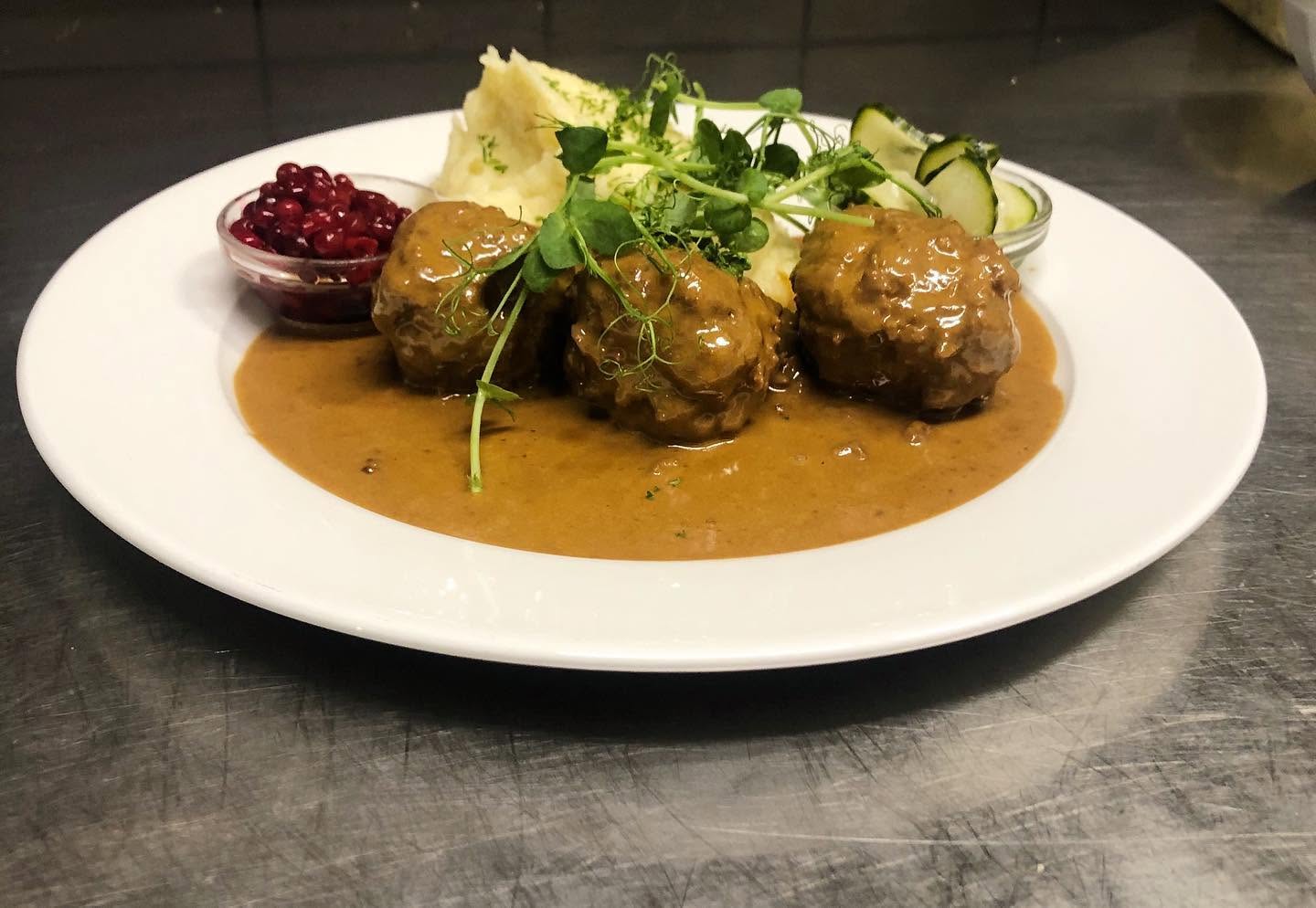 Köttbullar med gräddsås, potatismos, lingon och saltgurka