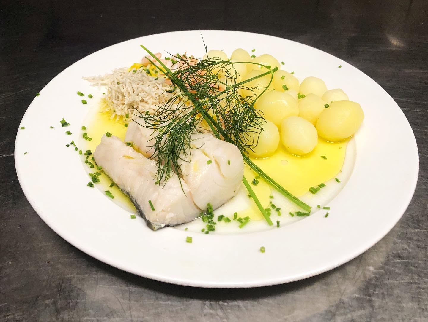 Pocherad fisk med potatis, dill och räkor