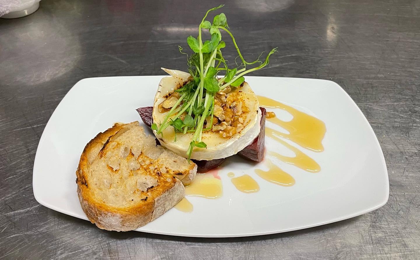 Grillad brie med rödbetor, valnötter och honung